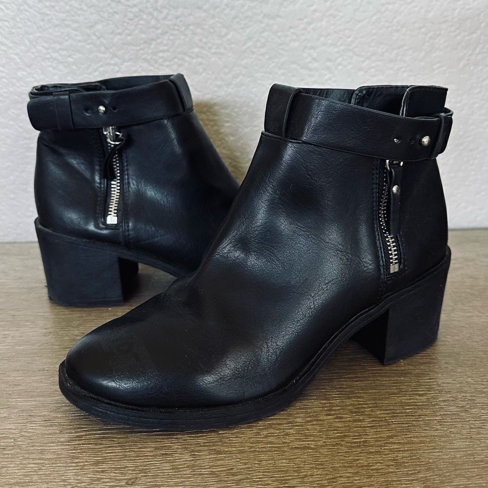 Divided Black Zipper Ankle Boots